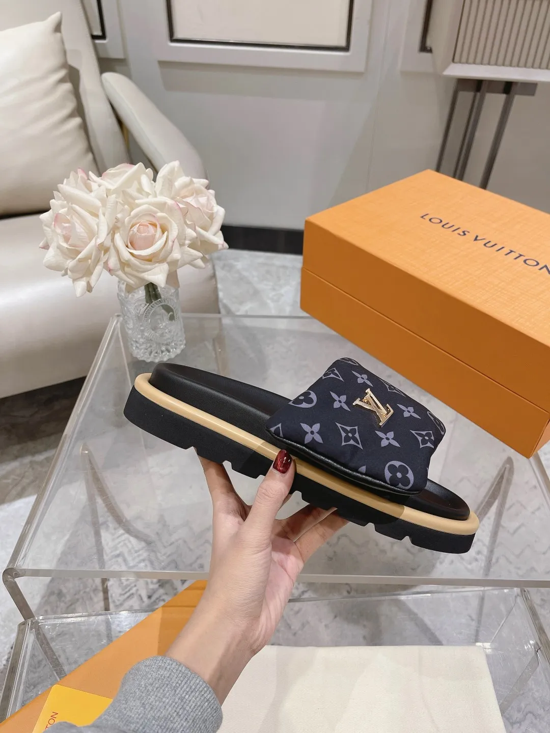 👟👟Ex-factory price 360👟👟 Lvjia brand | ²⁰²5 𝐬𝐬 💛2025 spring and summer latest popular Velcro series...Couple style thick-soled slippers, new rare products at the purchasing level💫 🍒This style is the favorite of celebrities🌟big internet celebrities. A simple and elegant sandal. A good style that you can't take your eyes off at a glance! The thick sole has the effect of increasing the height of the feet. It has the function of elongating the legs immediately. It is exquisite and low-key luxury✔️ No matter it is paired with skirts or trousers, it is super aura🛍 ━━━━━ ЅᏇєєt ━━━━━ ▪️Upper: LV old floral fabric ▪️Outsole: original molded outsole ▪️Shoe size: 35-45